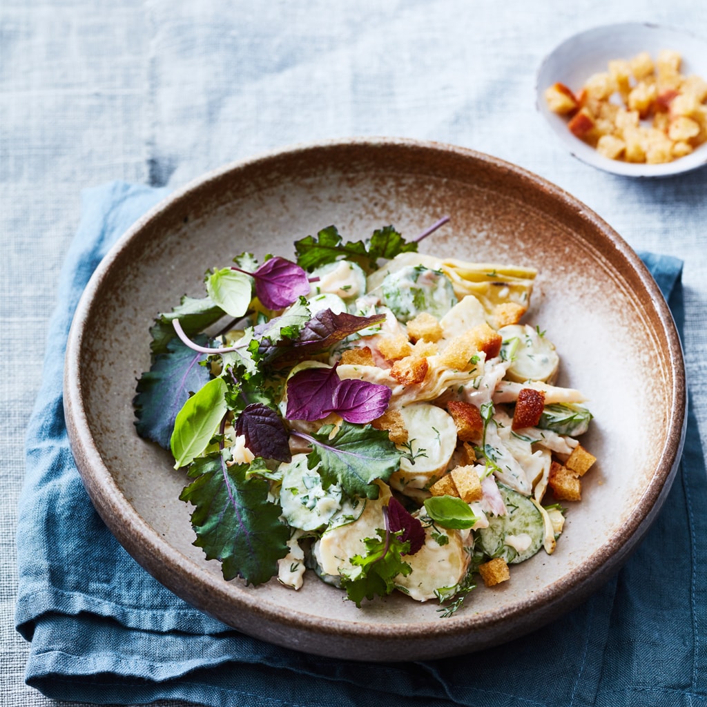 Aardappelsalade met gerookte forel, artisjok en verse kruiden